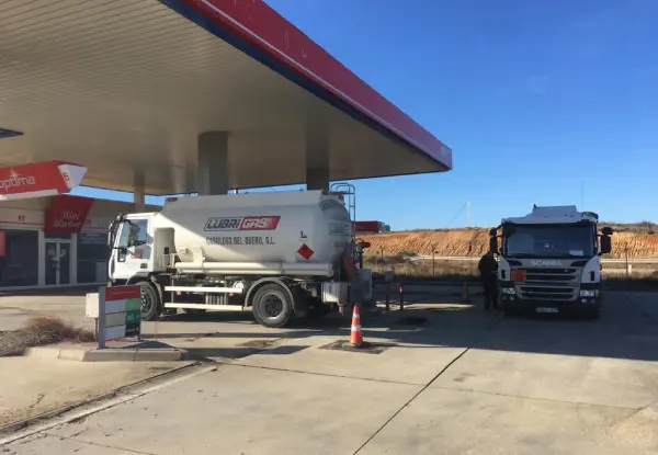 Lubrigas - camión de reparto carburantes